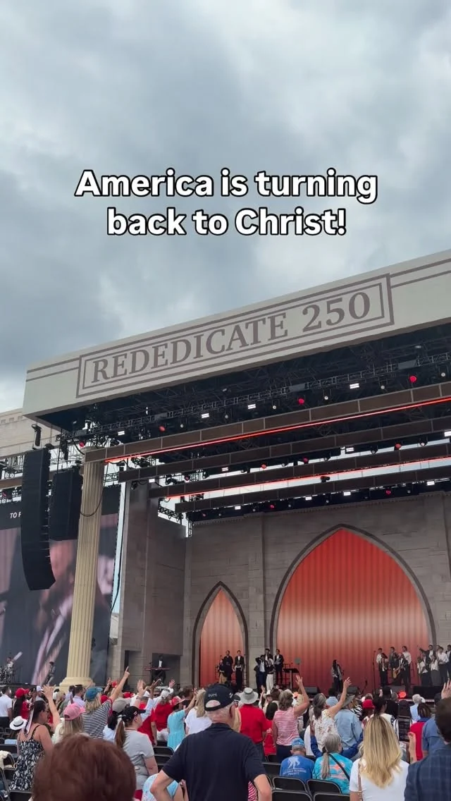 @libertyworshipcollective & @lu.praise leading worship on the national mall during Rededicate 250!